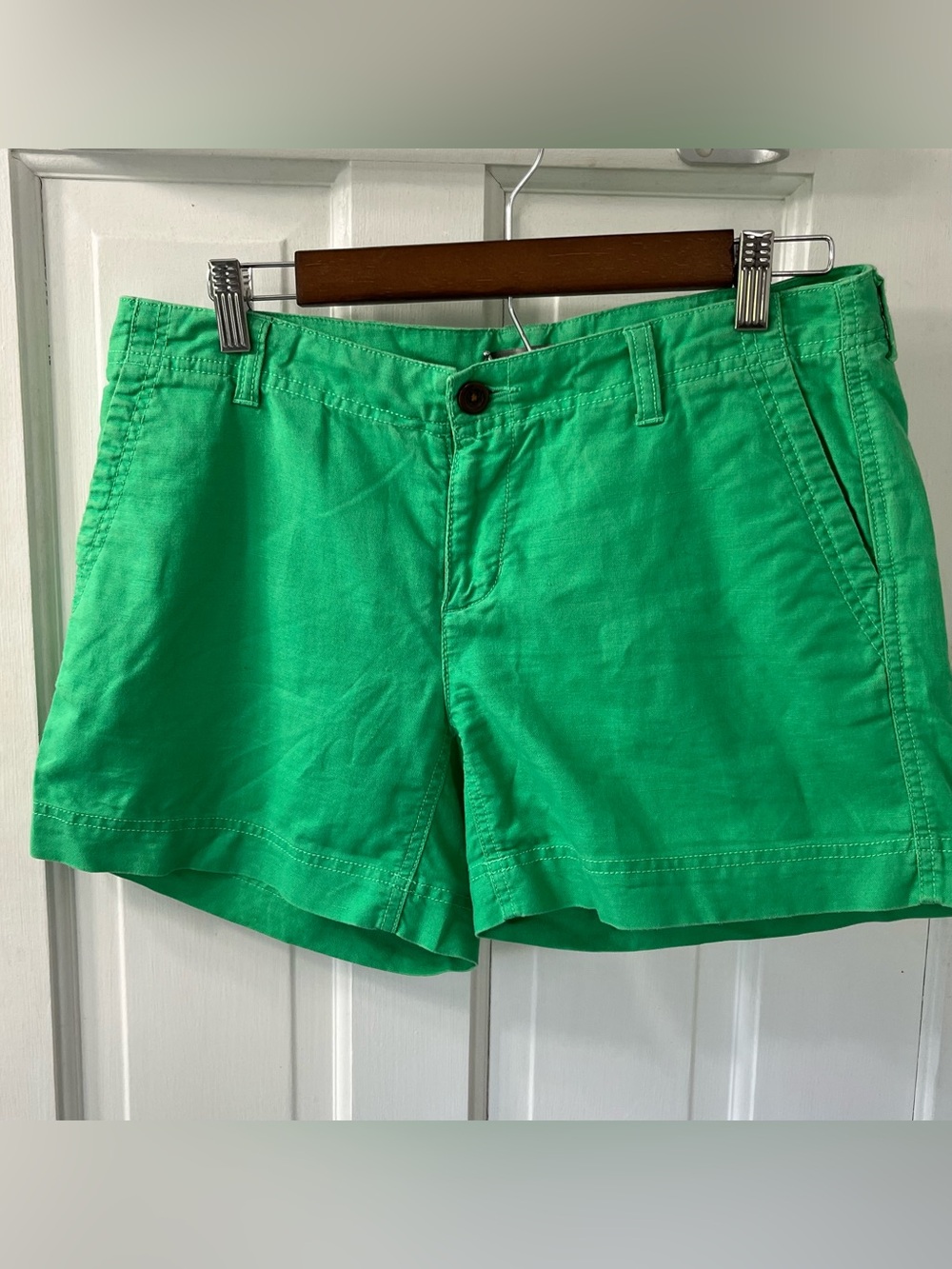 The North Face  Green Women's Casual Shorts. Size 6L. 5 inch Inseam